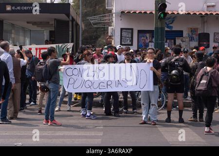 Mexiko, Mexiko. März 2025. Demonstranten schließen eine Straße während eines Protestes gegen die Schließung der Pulqueria Paloma Azul. Pulque-Arbeiter protestierten gegen das Administrative Verification Institute (INVEA), um die Schließung von Pulquerias in Mexiko-Stadt, wie Paloma Azul, zu stoppen. In diesem Jahr wurden bis zu 15 Pulquer'as geschlossen. Quelle: SOPA Images Limited/Alamy Live News Stockfoto