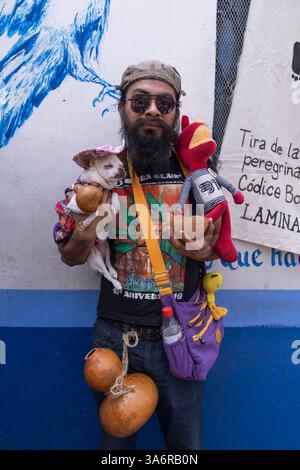 Mexiko, Mexiko. März 2025. Ein Demonstrant posiert während eines Protestes gegen die Schließung der Pulqueria Paloma Azul. Pulque-Arbeiter protestierten gegen das Administrative Verification Institute (INVEA), um die Schließung von Pulquerias in Mexiko-Stadt, wie Paloma Azul, zu stoppen. In diesem Jahr wurden bis zu 15 Pulquer'as geschlossen. Quelle: SOPA Images Limited/Alamy Live News Stockfoto