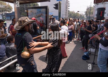 Mexiko, Mexiko. März 2025. Demonstranten tanzen während eines Protestes gegen die Schließung der Pulqueria Paloma Azul. Pulque-Arbeiter protestierten gegen das Administrative Verification Institute (INVEA), um die Schließung von Pulquerias in Mexiko-Stadt, wie Paloma Azul, zu stoppen. In diesem Jahr wurden bis zu 15 Pulquer'as geschlossen. Quelle: SOPA Images Limited/Alamy Live News Stockfoto