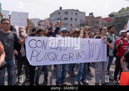 Mexiko, Mexiko. März 2025. Demonstranten schließen eine Straße während eines Protestes gegen die Schließung der Pulqueria Paloma Azul. Pulque-Arbeiter protestierten gegen das Administrative Verification Institute (INVEA), um die Schließung von Pulquerias in Mexiko-Stadt, wie Paloma Azul, zu stoppen. In diesem Jahr wurden bis zu 15 Pulquer'as geschlossen. Quelle: SOPA Images Limited/Alamy Live News Stockfoto