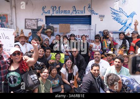 Mexiko, Mexiko. März 2025. Besitzer und Arbeiter der Pulqueria protestieren gegen die Schließung der Pulqueria Paloma Azul. Pulque-Arbeiter protestierten gegen das Administrative Verification Institute (INVEA), um die Schließung von Pulquerias in Mexiko-Stadt, wie Paloma Azul, zu stoppen. In diesem Jahr wurden bis zu 15 Pulquer'as geschlossen. Quelle: SOPA Images Limited/Alamy Live News Stockfoto