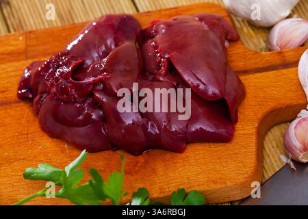 Rohe Kaninchenleber mit natürlichen Zutaten vor dem Kochen Stockfoto