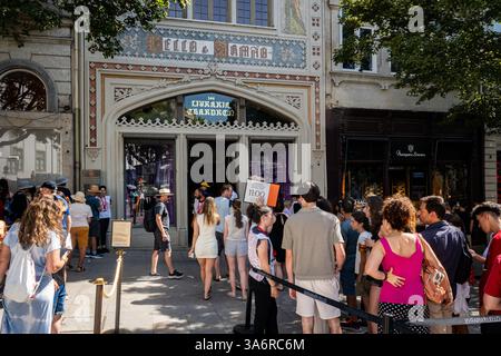 Porto, Portugal - 30. Juli 2024: Buchliebhaber warten in der Schlange, um in die Buchhandlung Leibrello Livraria zu gehen, eine historische Buchhandlung im Stadtzentrum. Stockfoto
