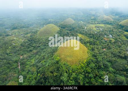 Atemberaubender Blick aus der Vogelperspektive auf die Bohol Chocolate Hills, Philippinen – Ein Naturwunder aus über 1.200 Kalksteinhügeln, perfekt für Reisen, Tourismus und Stockfoto