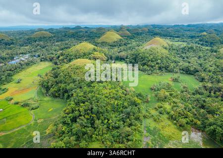 Atemberaubender Blick aus der Vogelperspektive auf die Bohol Chocolate Hills, Philippinen – Ein Naturwunder aus über 1.200 Kalksteinhügeln, perfekt für Reisen, Tourismus und Stockfoto