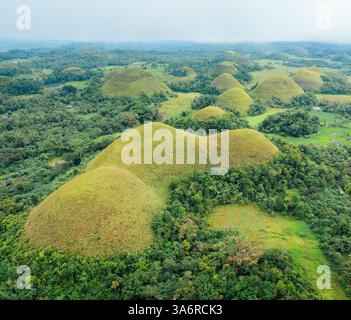 Atemberaubender Blick aus der Vogelperspektive auf die Bohol Chocolate Hills, Philippinen – Ein Naturwunder aus über 1.200 Kalksteinhügeln, perfekt für Reisen, Tourismus und Stockfoto
