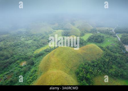 Atemberaubender Blick aus der Vogelperspektive auf die Bohol Chocolate Hills, Philippinen – Ein Naturwunder aus über 1.200 Kalksteinhügeln, perfekt für Reisen, Tourismus und Stockfoto