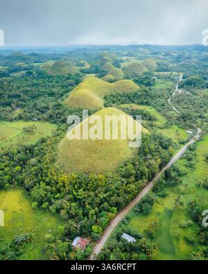 Atemberaubender Blick aus der Vogelperspektive auf die Bohol Chocolate Hills, Philippinen – Ein Naturwunder aus über 1.200 Kalksteinhügeln, perfekt für Reisen, Tourismus und Stockfoto