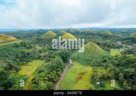 Atemberaubender Blick aus der Vogelperspektive auf die Bohol Chocolate Hills, Philippinen – Ein Naturwunder aus über 1.200 Kalksteinhügeln, perfekt für Reisen, Tourismus und Stockfoto