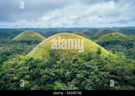 Atemberaubender Blick aus der Vogelperspektive auf die Bohol Chocolate Hills, Philippinen – Ein Naturwunder aus über 1.200 Kalksteinhügeln, perfekt für Reisen, Tourismus und Stockfoto