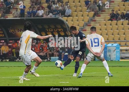 Bangkok, Thailand. März 2025. SUPHANAT MUEANTA #10 of Thailand (blau) kontrolliert den Ball während des AFC Asian Cup Saudi Arabien 2027 Qualifiers Endrunde Spiel zwischen Thailand und Sri Lanka im Rajamangala Stadium am 25. März 2025 in Bangkok. (Foto: Teera Noisakran/SIPA USA) Credit: SIPA USA/Alamy Live News Stockfoto