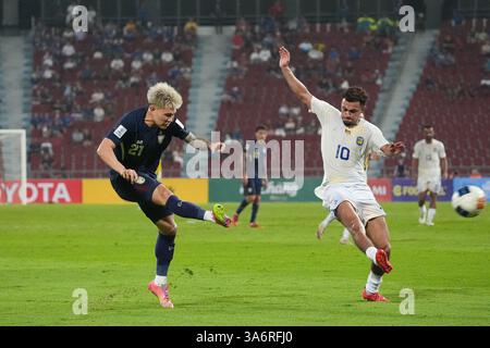 Bangkok, Thailand. März 2025. SUPHANAN BUREERAT #21 of Thailand (blau) kontrolliert den Ball während des AFC Asian Cup Saudi Arabien 2027 Qualifiers Endrunde Spiel zwischen Thailand und Sri Lanka im Rajamangala Stadium am 25. März 2025 in Bangkok, Thailand. (Foto: Teera Noisakran/SIPA USA) Credit: SIPA USA/Alamy Live News Stockfoto