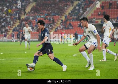 Bangkok, Thailand. März 2025. AIRFAN DOLOH #2 of Thailand (blau), kontrolliert den Ball während des AFC Asian Cup Saudi Arabien 2027 Qualifiers Endrunde Spiel zwischen Thailand und Sri Lanka im Rajamangala Stadium am 25. März 2025 in Bangkok. (Foto: Teera Noisakran/SIPA USA) Credit: SIPA USA/Alamy Live News Stockfoto