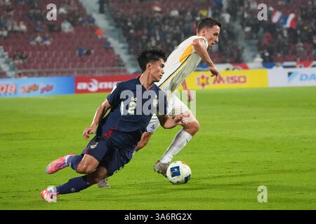 Bangkok, Thailand. März 2025. AIRFAN DOLOH #2 of Thailand (blau), kontrolliert den Ball während des AFC Asian Cup Saudi Arabien 2027 Qualifiers Endrunde Spiel zwischen Thailand und Sri Lanka im Rajamangala Stadium am 25. März 2025 in Bangkok. (Foto: Teera Noisakran/SIPA USA) Credit: SIPA USA/Alamy Live News Stockfoto