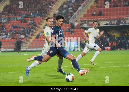 Bangkok, Thailand. März 2025. TEERASAK POEIPHIMAI #14 of Thailand (blau) kontrolliert den Ball während des AFC Asian Cup Saudi Arabien 2027 Qualifiers Endrunde Spiel zwischen Thailand und Sri Lanka im Rajamangala Stadium am 25. März 2025 in Bangkok. (Foto: Teera Noisakran/SIPA USA) Credit: SIPA USA/Alamy Live News Stockfoto