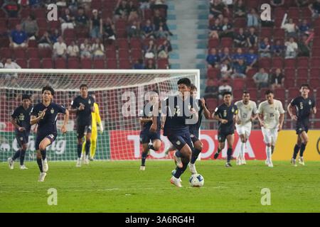 Bangkok, Thailand. März 2025. TEERASAK POEIPHIMAI #14 of Thailand (blau) kontrolliert den Ball während des AFC Asian Cup Saudi Arabien 2027 Qualifiers Endrunde Spiel zwischen Thailand und Sri Lanka im Rajamangala Stadium am 25. März 2025 in Bangkok. (Foto: Teera Noisakran/SIPA USA) Credit: SIPA USA/Alamy Live News Stockfoto