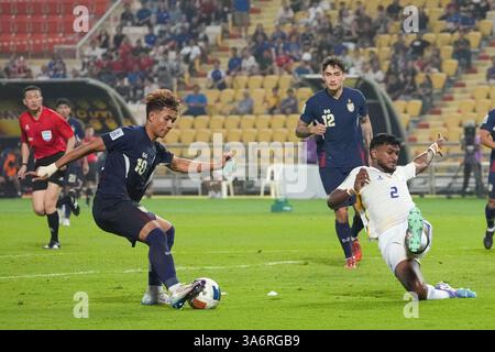 Bangkok, Thailand. März 2025. SUPHANAT MUEANTA #10 of Thailand (blau) kontrolliert den Ball während des AFC Asian Cup Saudi Arabien 2027 Qualifiers Endrunde Spiel zwischen Thailand und Sri Lanka im Rajamangala Stadium am 25. März 2025 in Bangkok. (Foto: Teera Noisakran/SIPA USA) Credit: SIPA USA/Alamy Live News Stockfoto