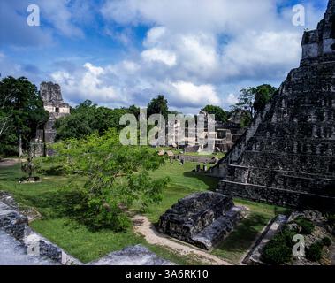 Tikal Nationalpark und archäologische Zone. Plaza Mayor, Nord Akropolis, Tempel I (des Großen Jaguar) und Tempel II Maya Kultur. Stockfoto