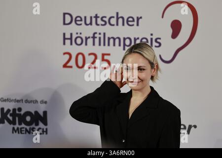 Berlin, Deutschland. März 2025. Berlin: Der Deutsche Verband Blinder und Sehbehinderte (DBSV) wird am 25. März 2025 im Kolosseum Filmtheater Berlin im Berliner Stadtteil Prenzlauer Berg im Bezirk Pankow den 23. Deutschen Audiofilmpreis überreichen. (Foto: Simone Kuhlmey/Pacific Press) Credit: Pacific Press Media Production Corp./Alamy Live News Stockfoto