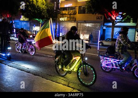 Los Angeles, USA. Dezember 2024. Weihnachtslicht-Radfahrer auf dem Hollywood BLVD. Stockfoto
