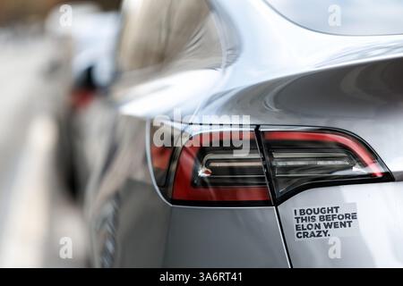 München, Deutschland. März 2025. Die Worte „Ich habe das gekauft, bevor Elon verrückt wurde“ sind auf einem Aufkleber auf einem Fahrzeug des Automobilherstellers Tesla in München (Bayern) am 25. März 2025 zu sehen. Tesla, Inc. (Früher Tesla Motors) ist ein US-amerikanischer Automobilhersteller mit Sitz in den USA. Während sich der Marktanteil von E-Autos in Europa erholt, gehen die Verkäufe von Fahrzeugen des Mitgründers und CEO Musk weiter zurück. Quelle: Matthias Balk/dpa/Alamy Live News Stockfoto