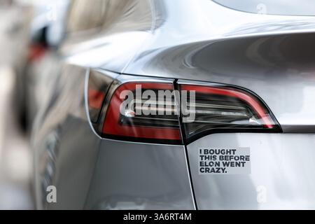 München, Deutschland. März 2025. Die Worte „Ich habe das gekauft, bevor Elon verrückt wurde“ sind auf einem Aufkleber auf einem Fahrzeug des Automobilherstellers Tesla in München (Bayern) am 25. März 2025 zu sehen. Tesla, Inc. (Früher Tesla Motors) ist ein US-amerikanischer Automobilhersteller mit Sitz in den USA. Während sich der Marktanteil von E-Autos in Europa erholt, gehen die Verkäufe von Fahrzeugen des Mitgründers und CEO Musk weiter zurück. Quelle: Matthias Balk/dpa/Alamy Live News Stockfoto