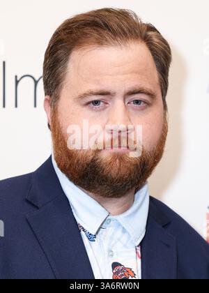 Santa Monica, Usa. März 2025. SANTA MONICA, LOS ANGELES, KALIFORNIEN, USA - 25. MÄRZ: Der US-amerikanische Schauspieler Paul Walter Hauser kommt bei der Los Angeles Special Screening von IFC Films' The Luckiest man in America' am 25. März 2025 im Aero Theatre in Santa Monica, Los Angeles, Kalifornien. (Foto: Xavier Collin/Image Press Agency) Credit: Image Press Agency/Alamy Live News Stockfoto