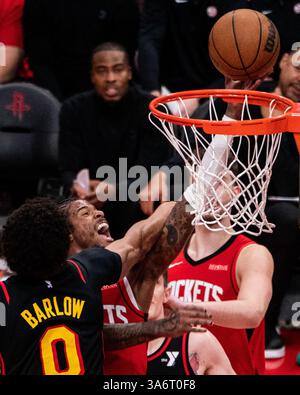 Houston, USA. März 2025. Jalen Green (2. L) von Houston Rockets geht am 25. März 2024-2025 in Houston, Texas, USA, 2025 zum Lay-up während des regulären NBA-Saisonspiels zwischen Houston Rockets und Atlanta Hawks. Quelle: Chen Chen/Xinhua/Alamy Live News Stockfoto