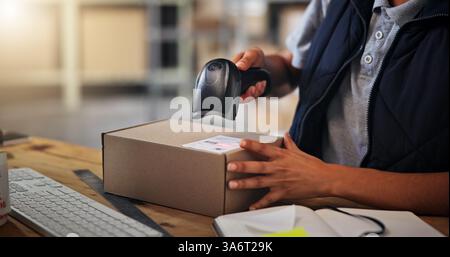 Lieferkette, Karton und Frau mit Scanner für Lieferaufkleber, Logistik und Lagerbestand für E-Commerce. Kurierhände, Lager und Mitarbeiter mit Stockfoto