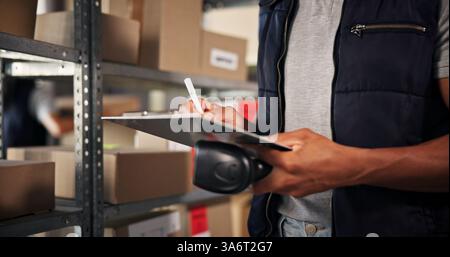Logistik, Hände oder Schreiben auf Zwischenablage im Lager für Lagerpreise, Produktcode oder Inspektion. Lieferkette, Vertrieb oder Person mit Stockfoto
