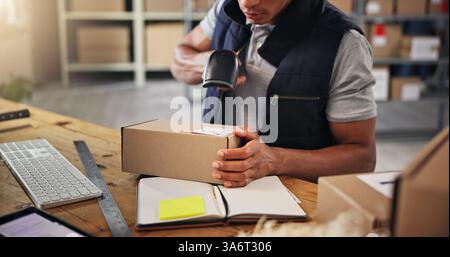 Hände, Mann und Scanner mit Box zur Verteilung von Bestandsverwaltung, Bestellbarcode und Lagerbestand. Person, Maschine und Paket zum Lesen der Preise Stockfoto