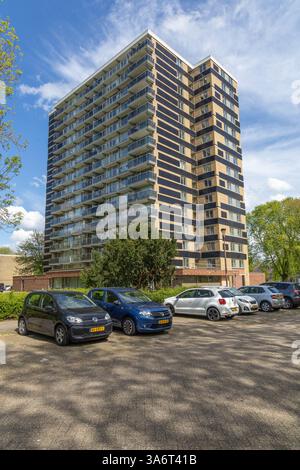 Utrecht, Niederlande. 29. April 2024. Vertikale Solarpaneele, die vertikal an den Wänden des Wohngebäudes angebracht werden. Stockfoto
