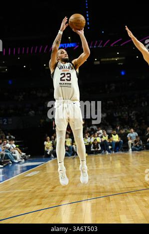 Mexiko-Stadt, Ciudad de Mexico, Mexiko. März 2025. Suns Guard Jaden Shackelford #23 schießt beim Spiel der NBA G League gegen die Mexico City Capitanes in der Mexico City Arena einen Dreier-Zeiger. Mexico City Capitanes schlägt Valley Sonnen 105-100. Am 25. März 2025 in Mexiko-Stadt. (Kreditbild: © Carlos Tischler/OKULARBOGEN via ZUMA Press Wire) NUR REDAKTIONELLE VERWENDUNG! Nicht für kommerzielle ZWECKE! Stockfoto