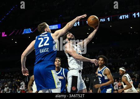 Mexiko-Stadt, Ciudad de Mexico, Mexiko. März 2025. Alex Schumacher #22 fährt während des Spiels der NBA G League gegen die Mexico City Capitanes in der Mexico City Arena in den Korb. Mexico City Capitanes schlägt Valley Sonnen 105-100. Am 25. März 2025 in Mexiko-Stadt. (Kreditbild: © Carlos Tischler/OKULARBOGEN via ZUMA Press Wire) NUR REDAKTIONELLE VERWENDUNG! Nicht für kommerzielle ZWECKE! Stockfoto