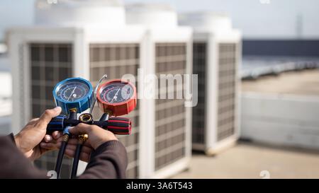 Der Techniker überprüft die Funktion der Klimaanlage. Stockfoto