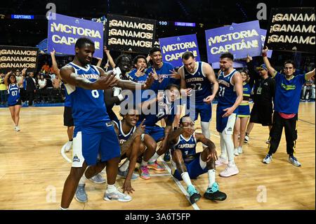 Mexiko-Stadt, Mexiko. März 2025. Das Capitanes-Team feiert nach dem Spiel der NBA G League gegen Valley Suns in der Mexico City Arena. Mexico City Capitanes schlägt Valley Sonnen 105-100. Am 25. März 2025 in Mexiko-Stadt. (Foto: Carlos Tischler/Eyepix Group/SIPA USA) Credit: SIPA USA/Alamy Live News Stockfoto