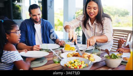 Glücklich, Essen und Familie mit Frühstück zu Hause für gesund, Wellness und Ernährung zusammen. Freundschaft, Liebe und Eltern mit Kindern zum Genießen Stockfoto