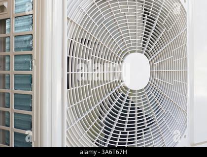 Klimaanlage Außenanlage Kompressor außerhalb des Hauses installieren, Kondensator-Einheit in zentralen Klimaanlagen. Stockfoto