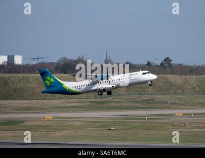 Aer Lingus ATR 72-600 startet am Flughafen Birmingham, Großbritannien (G-CMJJ) Stockfoto