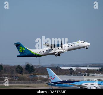 Aer Lingus ATR 72-600 startet am Flughafen Birmingham, Großbritannien (G-CMJJ) Stockfoto