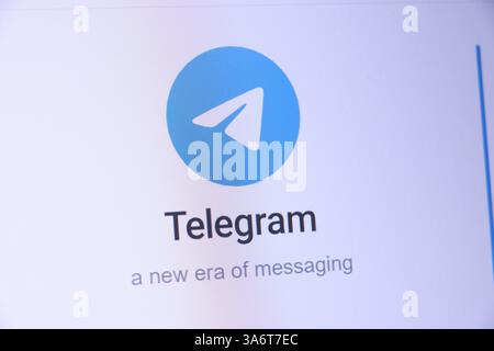 Telegramm-Logo und Slogan auf dem Bildschirm werden in Blau und weiß angezeigt. Stockfoto