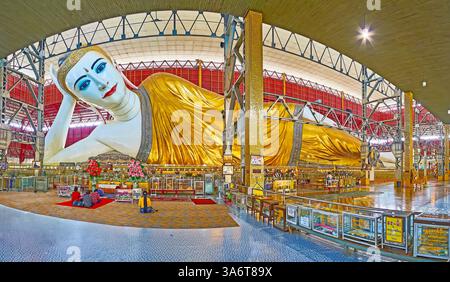 YANGON, MYANMAR - Februar 27, 2018: Panorama der Gebetsraum der Chaukhtatgyi Buddha Tempel mit riesigen Bild der liegende Buddha in der Mitte, auf Stockfoto