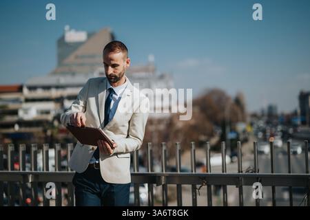 Geschäftsleute prüfen Dokumente, während sie an einem sonnigen Tag draußen stehen Stockfoto