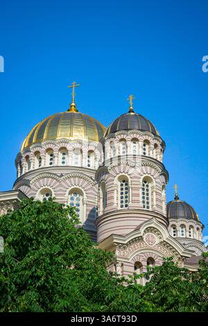 Lettland Russisch-orthodoxe Kathedrale, Blick auf das zweifarbige Ziegelwerk auf den Türmchen der Christuskirche im Zentrum von Riga, Lettland Stockfoto