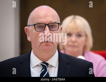 Potsdam, Deutschland. März 2025. Der brandenburgische Ministerpräsident Dietmar Woidke (SPD) gibt die Regierungserklärung während der Sitzung des brandenburgischen landtags ab. Hinter ihm sitzt Landtagspräsidentin Ulrike Liedtke (SPD). Quelle: Soeren Stache/dpa/Alamy Live News Stockfoto