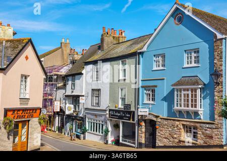 Blick auf die alte enge historische Anzac Street in Dartmouth. Devon, England Stockfoto