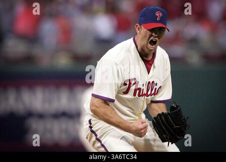 1. Oktober 2008: Philadelphia Phillies Closer Brad Lidge reagierte darauf, die Milwaukee Brewers’ Corey Hart für das Finale des Phillies 3-1-Sieges über die Brewers in Game 1 einer National League Division Series im Citizens Bank Park in Philadelphia, Pennsylvania, am Mittwoch, 1. Oktober 2008 zu gewinnen. (Jerry Lodriguss/Philadelphia Inquirer/MCT) (Kreditbild: © Jerry Lodriguss/MCT/ZUMAPRESS.com) Stockfoto