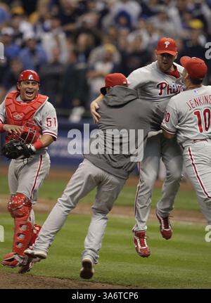 5. Oktober 2008: Philadelphia Phillies Closer Brad Lidge, Zweiter von rechts, feiert mit seinen Teamkollegen nach dem Finale gegen die Milwaukee Brewers im Miller Park in Milwaukee, Wisconsin, Sonntag, 5. Oktober 2008. (David Maialetti/Philadelphia Daily News/MCT) (Kreditbild: © David Maialetti/MCT/ZUMAPRESS.com) Stockfoto