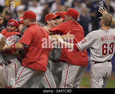 5. Oktober 2008: Philadelphia Phillies Closer Brad Lidge, Zweiter von rechts, feiert mit seinen Teamkollegen nach dem Finale gegen die Milwaukee Brewers im Miller Park in Milwaukee, Wisconsin, Sonntag, 5. Oktober 2008. (David Maialetti/Philadelphia Daily News/MCT) (Kreditbild: © David Maialetti/MCT/ZUMAPRESS.com) Stockfoto