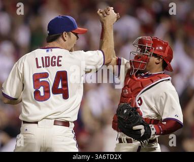 10. Oktober 2008: Der Closer Brad Lidge von Philadelphia Phillies feiert mit dem Fänger Carlos Ruiz, nachdem er die Los Angeles Dodgers im zweiten Spiel des NLCS am Freitag, den 10. Oktober 2008 besiegt hat. (David Maialetti/Philadelphia Daily News/MCT) (Kreditbild: © David Maialetti/MCT/ZUMAPRESS.com) Stockfoto
